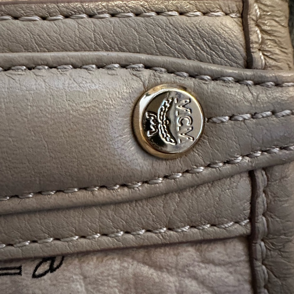MCM Reversible Medium Liz Shopper in Visetos - Picture 12 of 13